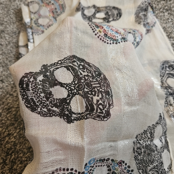 Scarf with Skulls - Picture 11 of 15
